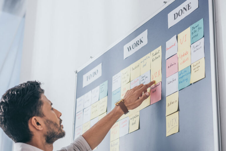 Hombre dando sus primeros pasos en Scrum